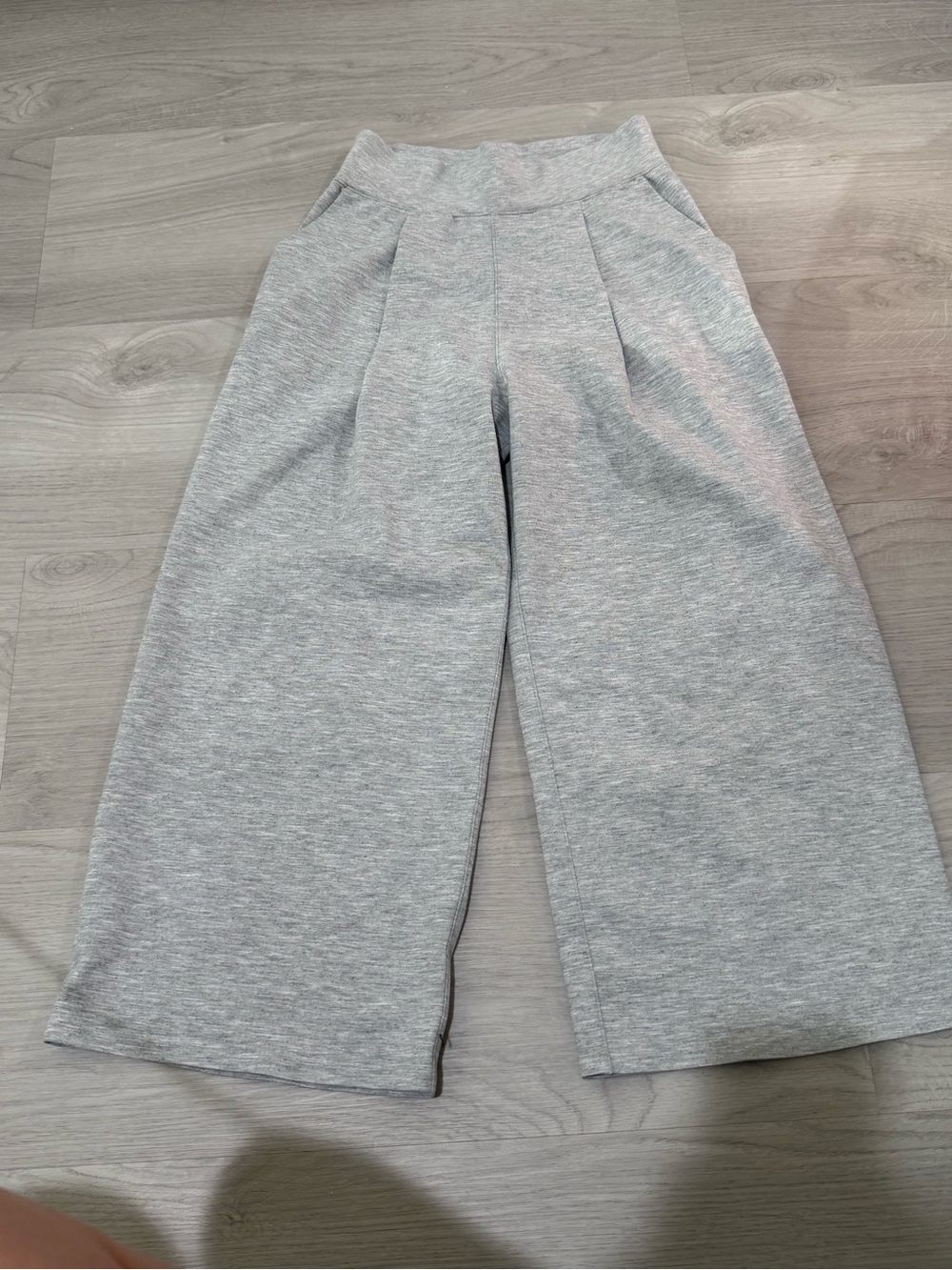 lululemon Heathered Gray Pleated Wide Leg Crop Pants Lounge Trousers - Size 4